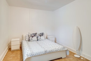 Apartment (2 Bedrooms) | Interior - Stroll to Shore: Quaint Condo w/ Deck in Norfolk (Norfolk)