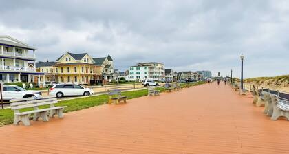 Walk to Downtown & Beach: Ocean Grove Apartment!