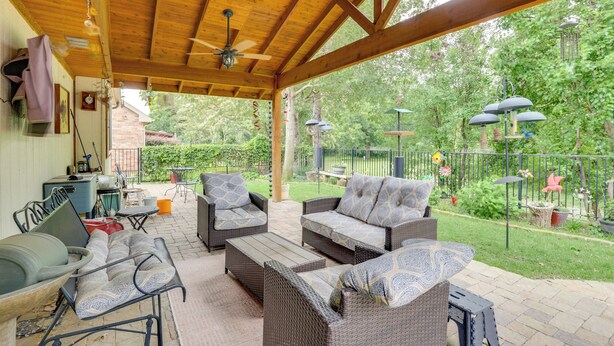 An outdoor patio with wicker furniture, a ceiling fan, and a view of the garden. - 5 Mi to Lewisville Lake: Couple's Retreat w/ Yard (Lewisville)