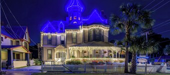 'grand Gables' Home: 1 Block to St Johns River!