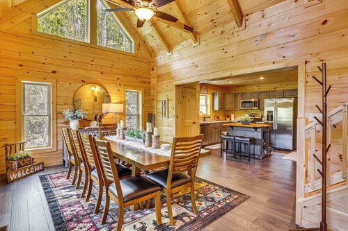 Lakefront Cabin in Elk Park w/ Hot Tub & Mtn Views