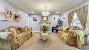 House (5 Bedrooms) | Interior