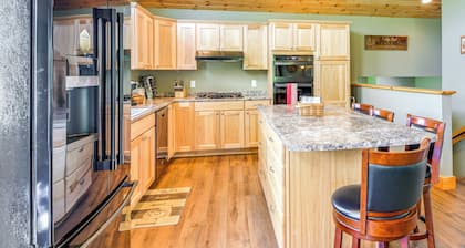 Mtn-view Home 6 Mi to Jay Peak Resort: Fish & Hike