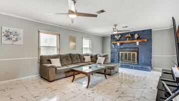 House (5 Bedrooms) | Interior