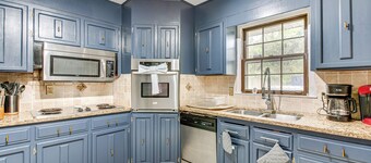 6 Mi to Airport: Riverdale Home w/ Private Pool!