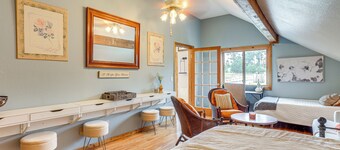 Walk to Ren Fest: Larkspur Farmhouse Hideaway