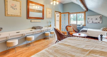 Walk to Ren Fest: Larkspur Farmhouse Hideaway