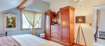 Walk to Ren Fest: Larkspur Farmhouse Hideaway