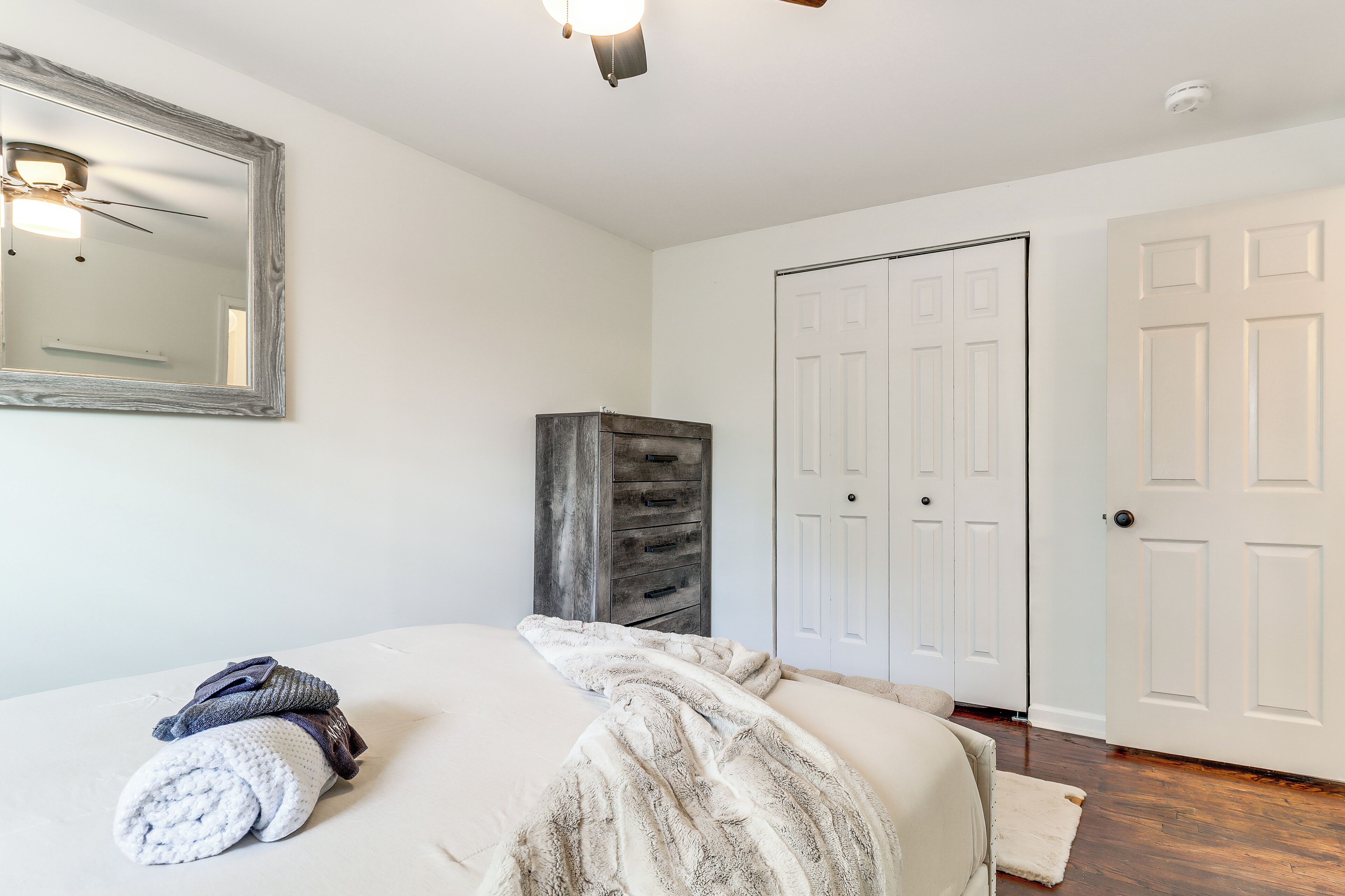Ein Schlafzimmer mit Bett, Kleiderschrank und Tür.