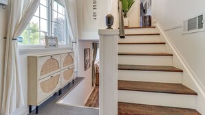 Eine Treppe mit Holzsitzen und einer weißen Wand.