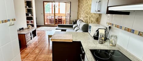 Frigorifero, microonde, forno, piano cottura