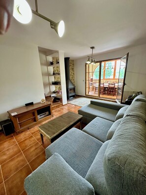 TV, fireplace - Bungalow Esqui Valdelinares REF 066 (Alcalá de la Selva)