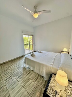 5 chambres, fer et planche à repasser