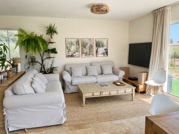 Smart TV, books, stereo - Lorgues: 3-BR house, private pool, A/C & fiber Wi-Fi (Lorgues)