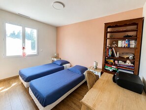 3 slaapkamers, een strijkplank/strijkijzer, reisbedje, gratis wifi