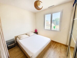 3 bedrooms, iron/ironing board, travel crib, WiFi (free) - Lorgues: 3-BR house, private pool, A/C & fiber Wi-Fi (Lorgues)