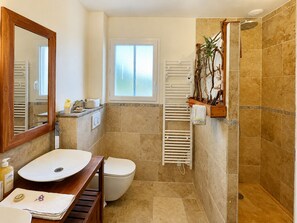 Een douche, een haardroger, handdoeken, zeep