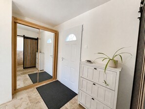 Interior - Lorgues: 3-BR house, private pool, A/C & fiber Wi-Fi (Lorgues)