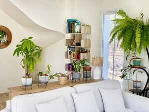 Smart TV, books, stereo - Lorgues: 3-BR house, private pool, A/C & fiber Wi-Fi (Lorgues)