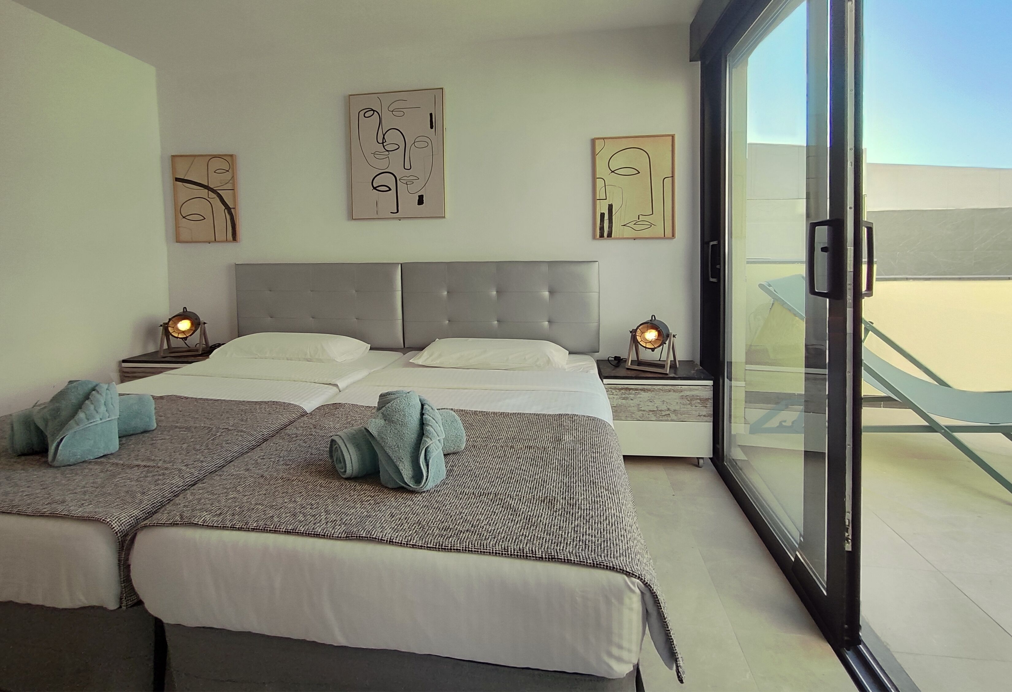 4 chambres, coffres-forts dans les chambres, bureau