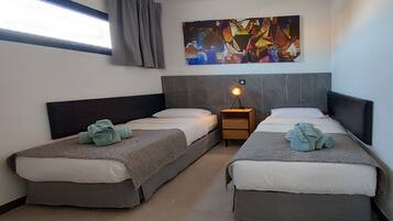 4 slaapkamers, een kluis op de kamer, een bureau