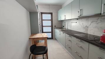 Een koelkast, een magnetron, een oven, een kookplaat