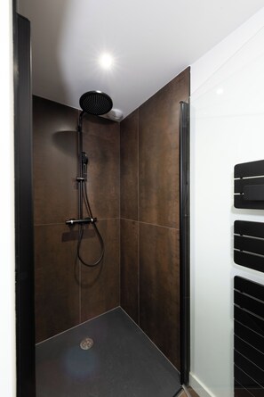 Dusche, Haartrockner, Handtücher, Seife