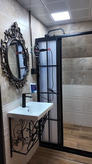 Deluxe Double Room, Courtyard View | Bathroom | Shower, hair dryer, slippers, towels - Hızmalı Otel (Sanliurfa)