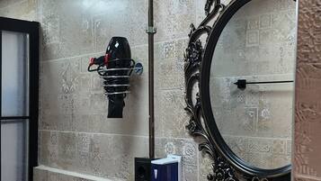 Kamar Double Deluks, pemandangan halaman | Kamar mandi | Shower, pengering rambut, sandal, dan handuk