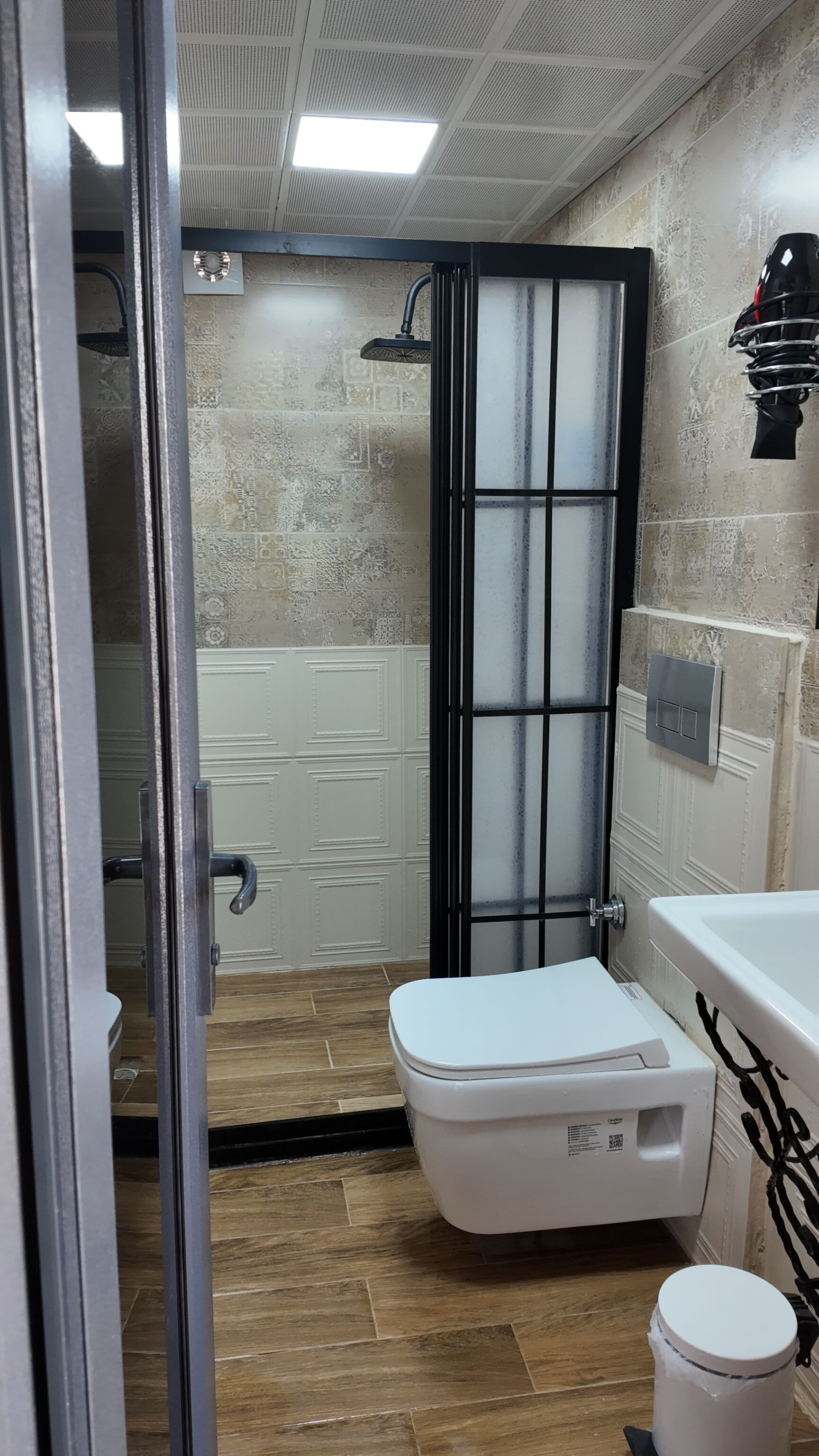 Un baño con ducha, inodoro y lavamanos.