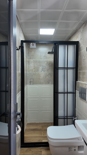 Kamar Double Deluks, pemandangan halaman | Kamar mandi | Shower, pengering rambut, sandal, dan handuk