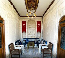 Habitación triple familiar, vistas al patio | Zona de estar