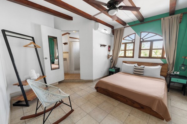 6 bedrooms, iron/ironing board, WiFi, bed sheets