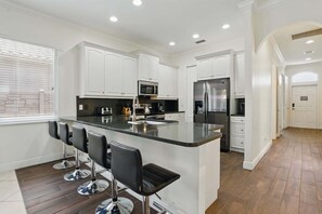 Kylskåp, mikrovågsugn, ugn och spishäll