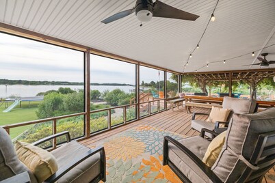 Bayfront Oasis with Heated Pool, Hot Tub & Playground! Family & Pet friendly!