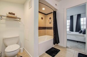 Regadera, secadora de cabello, toallas