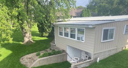 Charming 3-bedroom LAKESIDE cottage on the north shore of Lake Butte des Morts.