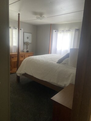3 bedrooms, iron/ironing board, WiFi, bed sheets