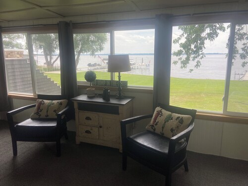 Charming 3-bedroom LAKESIDE cottage on the north shore of Lake Butte des Morts.