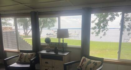 Charming 3-bedroom LAKESIDE cottage on the north shore of Lake Butte des Morts.