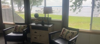Charming 3-bedroom LAKESIDE cottage on the north shore of Lake Butte des Morts.