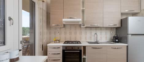 Refrigerador, horno, lavavajillas y cafetera y tetera