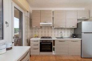 Réfrigérateur, four, lave-vaisselle, cafetière/bouilloire