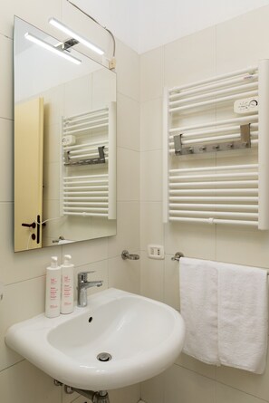 Hair dryer, towels, soap, shampoo - Casa Sa Minda by Wonderful Italy (Olbia)