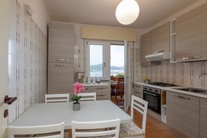 Kylskåp, ugn, diskmaskin och kaffe- och tebryggare