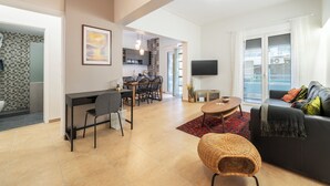 Un appartement moderne comprenant un coin repas, une cuisine et un salon.