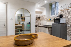 Kühlschrank, Mikrowelle, Wasserkocher, Toaster