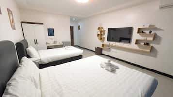 Deluxe Triple Room | Desk, iron/ironing board, rollaway beds, free WiFi