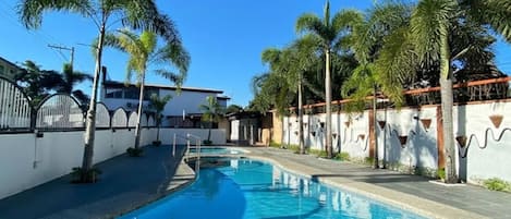 2 outdoor pools