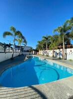 2 outdoor pools